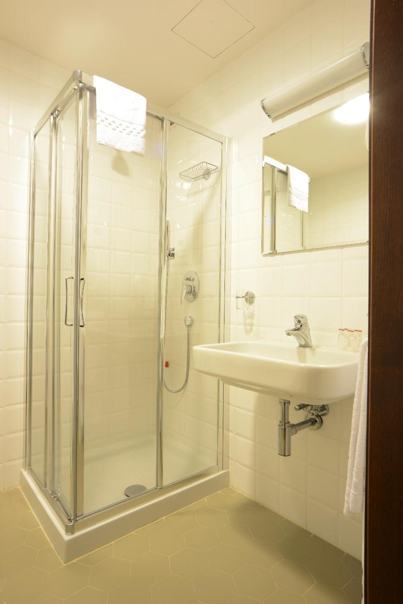 Single Room,1546619548:JPEG